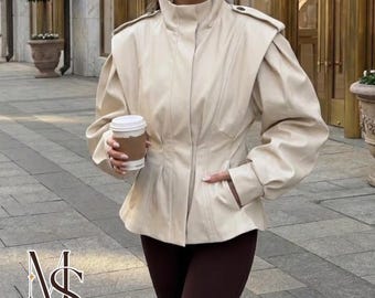 Chaqueta con cuello alto y cordones / Abrigo con hombros anchos / Prenda exterior informal y elegante
