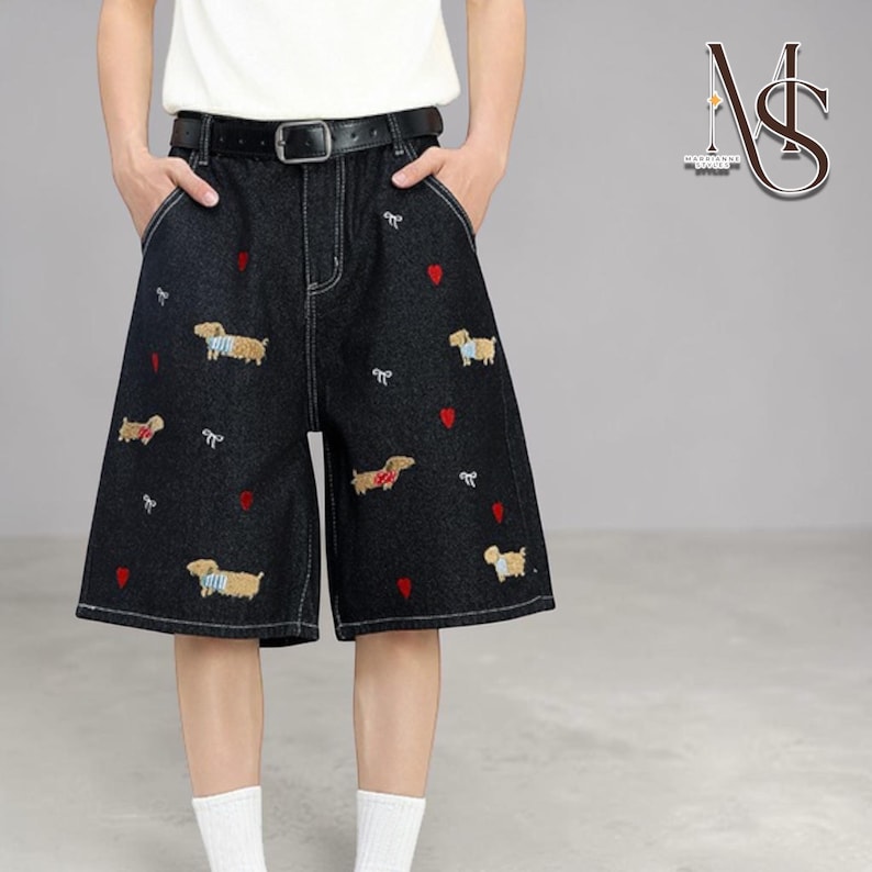 Baggy Denim Jorts | Loose Fit Streetwear Shorts | Daily Wear | Y2K Casual Style

Baggy denim jorts with loose fit silhouette and embroidered Y2K inspired streetwear style.