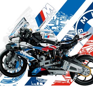 Könnte beinhalten: Ein LEGO Technic BMW M 1000 RR Motorradmodell in den Farben Weiß, Blau und Rot. Das Modell zeigt komplexe mechanische Details, schwarze Räder, eine goldfarbene Kette und sichtbare Motorkomponenten vor einem grafischen Hintergrund.