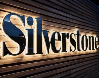 Bakgrundsbelyst skylt med anpassad professionell logotyp och 3D-bokstäver i metall