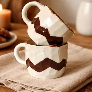 Mug montagne en céramique faite main, tasse à café en poterie à facettes 8 oz, cadeau nature unique en grès brun