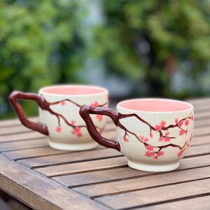 Tazza Sakura fatta a mano da 300 ml, in ceramica smaltata rosa, ideale per caffè e tè.