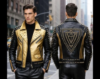 Pode incluir: Casaco de couro preto e dourado com tachas prateadas. O casaco tem a frente dourada e mangas pretas, com um design com tachas nos ombros e nas costas. Estilo motociclista clássico.