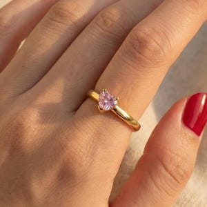 Personalisierter Herz Birthstone Ring, Zierliche Stapel Schmuck Bedeutungsvolles Geschenk für Sie, Mutter Ring, Muttertagsgeschenk, Birthstone Ring