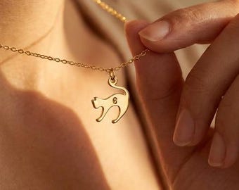 Colar personalizado com inicial gravada de gato, joia para amantes de animais de estimação, pingente minimalista com letra, colar com silhueta de gato em prata, presente para mãe de gato