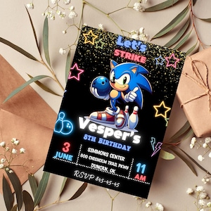 Puede incluir: Tarjeta de invitación negra de cumpleaños con Sonic the Hedgehog sosteniendo una bola de bolos. La tarjeta dice "Let's Strike" y "Vesper's 8th Birthday", con detalles del evento. Decorada con estrellas de neón y bolos.