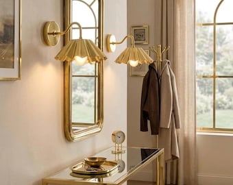 Aplique de pared vintage de latón con pantalla de volantes, lámpara floral de estilo moderno de mediados de siglo, aplique de pared de latón festoneado, aplique de brazo curvo Art Déco.