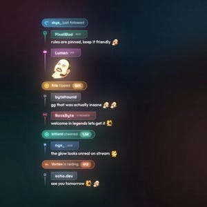 Pode incluir: Uma interface de chat de transmissão ao vivo digital com um feed vertical de mensagens de utilizador, notificações e emblemas. A sobreposição de tema escuro exibe nomes de utilizador com ícones, emojis e texto.