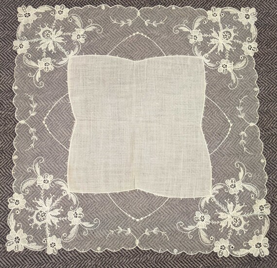 Vintage Pastel Green Linen and Lace Handkerchief - image 1