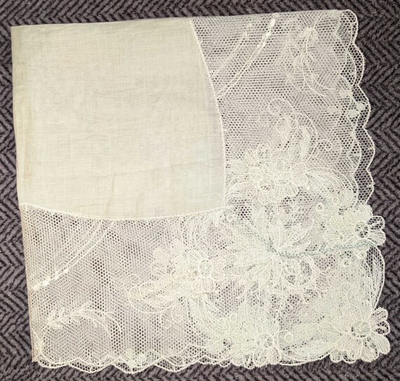 Vintage Pastel Green Linen and Lace Handkerchief - image 2