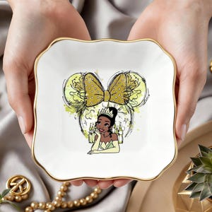 Può includere: Un set di tre tazze in ceramica con finitura maculata e opaca. Le tazze sono nei toni del crema, grigio chiaro e grigio scuro. Ogni tazza ha un design semplice e minimalista, perfetto per caffè o tè.