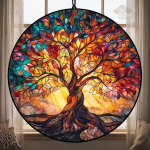 Puede incluir: Ventana redonda de vidriera con un diseño de árbol colorido. El árbol tiene un tronco y raíces marrones, con hojas vibrantes en tonos rojos, naranjas, amarillos y azules. El fondo es un gradiente cálido y soleado. Aproximadamente 50 cm de diámetro.