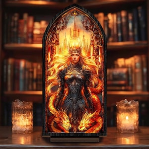 Könnte beinhalten: Ein Buntglasfenster mit einer Frau in Rüstung, einer Krone und einem Drachendesign. Das Kunstwerk hat ein mittelalterliches Fantasy-Thema mit warmen Farben und aufwendigen Details. Das Panel steht auf einem Holzsockel.