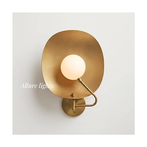 Könnte beinhalten: Ein handgefertigtes Serviertablett aus Holz mit natürlicher Oberfläche. Das Tablett hat eine rechteckige Form mit erhöhten Kanten und zwei Griffen. Die Holzmaserung ist sichtbar und unterstreicht den rustikalen Charme. Maße: 45,7 cm x 30,5 cm x 5,1 cm.