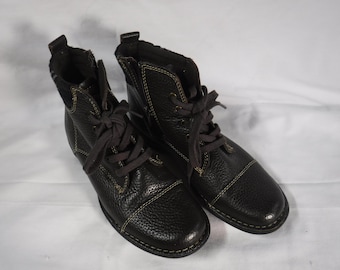 Clarks Woman Size 5 1/2 Brown Ankle Boots.