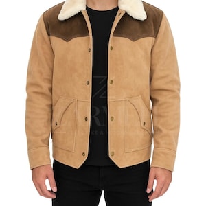 Puede incluir: Chaqueta de ante color canela con canesú marrón y cuello de borrego crema. La chaqueta tiene dos bolsillos delanteros, cierre de botones y un estilo clásico del oeste.