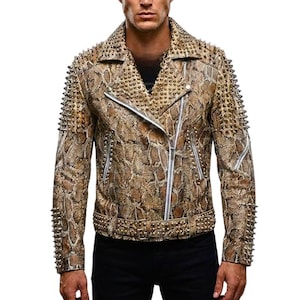 Może przedstawiać: Brązowa i beżowa kurtka z wzorem skóry węża, srebrnymi metalowymi ćwiekami i zapięciem na zamek błyskawiczny. Kurtka ma kołnierz z klapami, pasek w talii i ćwieki na ramionach i rękawach. Stylowa odzież wierzchnia.