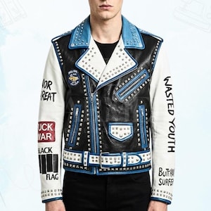 Op de afbeelding: Zwarte leren jas met witte mouwen en blauwe accenten. De jas heeft zilveren studs, ritsen en de teksten "Wasted Youth" en "Fuck War Black Flag" op de mouwen. Een opvallend mode-item.