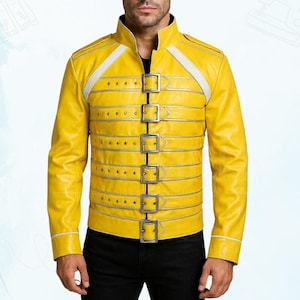 Könnte beinhalten: Eine leuchtend gelbe Lederjacke mit silbernen Schnallen und weißen Akzenten. Die Jacke hat einen hohen Kragen und horizontale silberne Streifen. Ein klassischer Jackenstil.