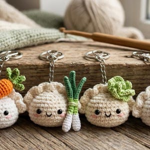 Uroczy wzór na szydełkowe pierożki z warzywnymi dodatkami, gyoza z marchewką, grzybami i szczypiorkiem w formacie PDF, wzór na brelok do kluczy Kawaii Amigurumi, wersja cyfrowa do pobrania