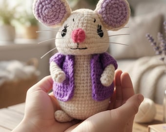 Souris Amigurumi avec motif de veste violette, peluche souris au crochet - motif au crochet facile et mignon, jouet pour souris adapté aux débutants
