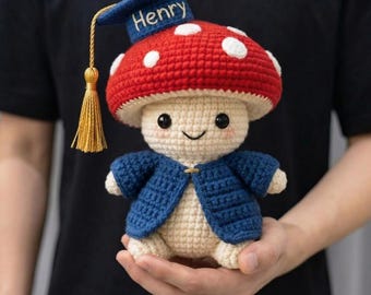 Modèle au crochet champignon de remise des diplômes, PDF cadeau de remise des diplômes Amigurumi, modèle champignon personnalisé, tutoriel de poupée de diplômé au crochet, PDF anglais US