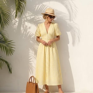 Strandjurk met ruitjespatroon, jurk met V-hals en korte mouwen, zomeroutfit met geplooide taille