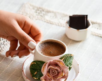 本物の金細工が施された手作りの陶器カップ | ローズデザインのコーヒーカップ