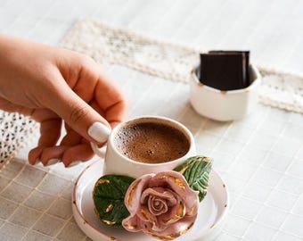 Taza de cerámica hecha a mano con detalles en oro auténtico / Taza de café con diseño de rosa