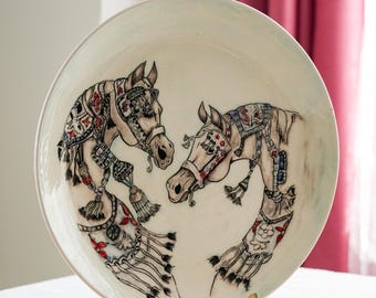 Handgeschilderd keramisch bord, traditionele Anatolische paardenkunst, volksaardewerk display