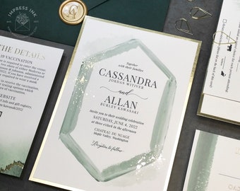 Muestra de invitación de boda de acuarela geométrica moderna / textura de pincelada con salpicaduras de lámina dorada / verde masculino