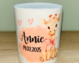 May include: White ceramic mug with a giraffe illustration and a pink bow. The mug displays the name "Annie" and the date "14.02.2025" on a pink backdrop, with two pink hearts. A delightful and personalized gift idea.