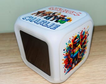 Despertador digital em forma de cubo LED personalizado com design gamer e mudança de cor.