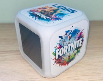 Despertador digital em forma de cubo LED personalizado com design gamer e mudança de cor.