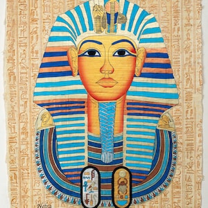 Può includere: Un dipinto colorato di un faraone egizio, con un copricapo e un colletto a righe blu e oro. L'opera d'arte include geroglifici sullo sfondo e due cartigli in basso. Il volto del faraone è dipinto in tonalità di giallo, arancione e rosso.