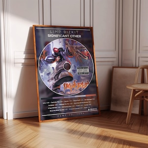 Könnte beinhalten: Ein gerahmtes Poster mit dem Albumcover von Limp Bizkit's "Significant Other". Das Kunstwerk ist ein CD-Design mit einer futuristischen Figur. Das Poster enthält den Albumtitel, eine Warnung für Eltern und eine Titelliste. Das Datum "22. Juni 1999" ist ebenfalls sichtbar.
