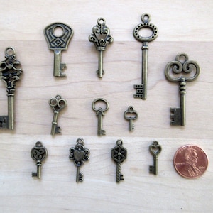 ANTIQUE KEYS for arts and crafts Bronze skeleton-key theme pendants
