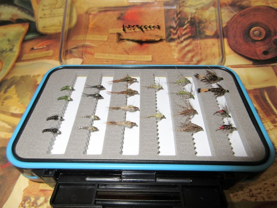 Boîte Articulée Orvis Mouches Occasion Boîte De Pêche à La Mouche Vintage Orvis - Articulée, 18 Cases Avec 54 Mouches - Occasion Boîte Pêche Mouche Articulée 54 Mouches