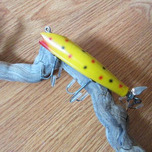 Antique Wooden Fishing Lure Creek Chub Bait Company Spinner Darter #2014S, Yellow Spotted pattern