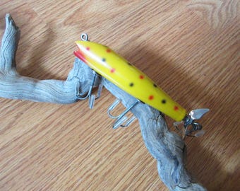 Antique Wooden Fishing Lure Creek Chub Bait Company Spinner Darter #2014S, Yellow Spotted pattern