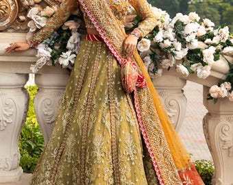 orange and green mehndi dress Meet shirin Our latest Mehndi bridal in the perfect color palette of warm  orange and Dhaani green Explore in studio and online Jewellery :  @kohar_jewel #mubashirausman