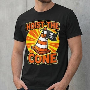 Puede incluir: Camiseta negra con un dise&ntilde;o de cono de tr&aacute;fico y elementos tem&aacute;ticos piratas. El texto "HOIST THE CONE" est&aacute; en naranja y blanco. El dise&ntilde;o incluye una calavera y huesos cruzados.
