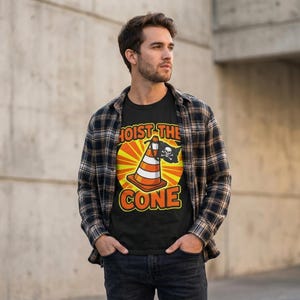 Camiseta "Hoist The Cone", camiseta gráfica de pirata con cono de tráfico, ropa urbana con humor de construcción. imagen 5