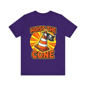 Camiseta "Hoist The Cone", camiseta gráfica de pirata con cono de tráfico, ropa urbana con humor de construcción. Team Purple