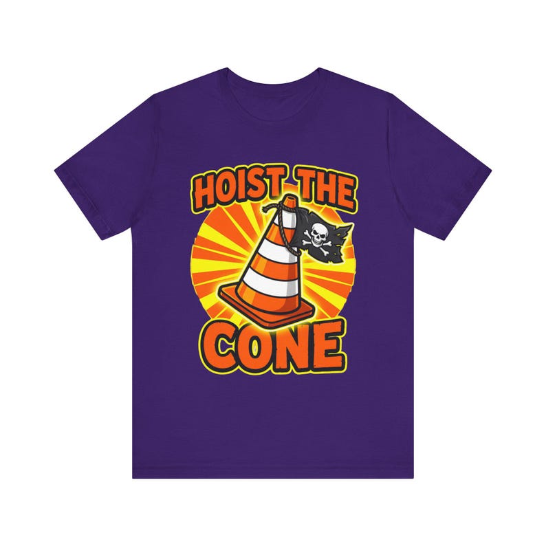 Camiseta "Hoist The Cone", camiseta gráfica de pirata con cono de tráfico, ropa urbana con humor de construcción. Team Purple