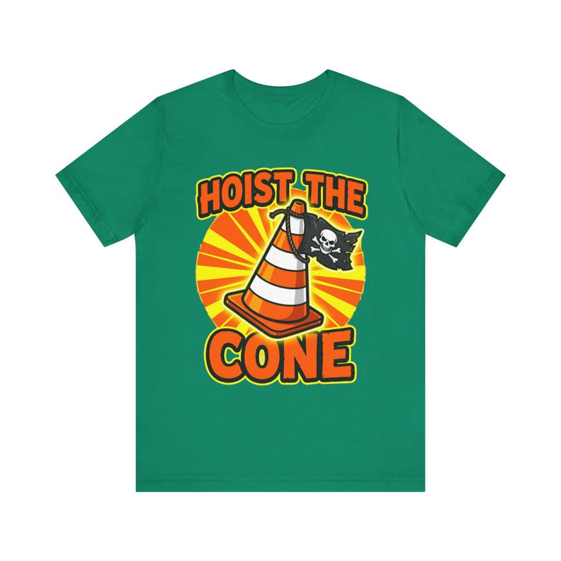 Camiseta "Hoist The Cone", camiseta gráfica de pirata con cono de tráfico, ropa urbana con humor de construcción. Kelly