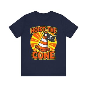 Camiseta "Hoist The Cone", camiseta gráfica de pirata con cono de tráfico, ropa urbana con humor de construcción. Navy