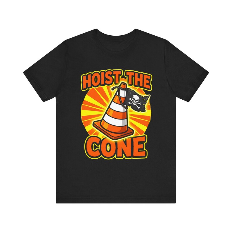Camiseta "Hoist The Cone", camiseta gráfica de pirata con cono de tráfico, ropa urbana con humor de construcción. Black