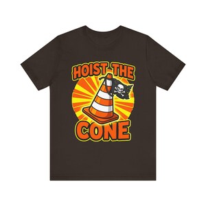 Camiseta "Hoist The Cone", camiseta gráfica de pirata con cono de tráfico, ropa urbana con humor de construcción. Brown