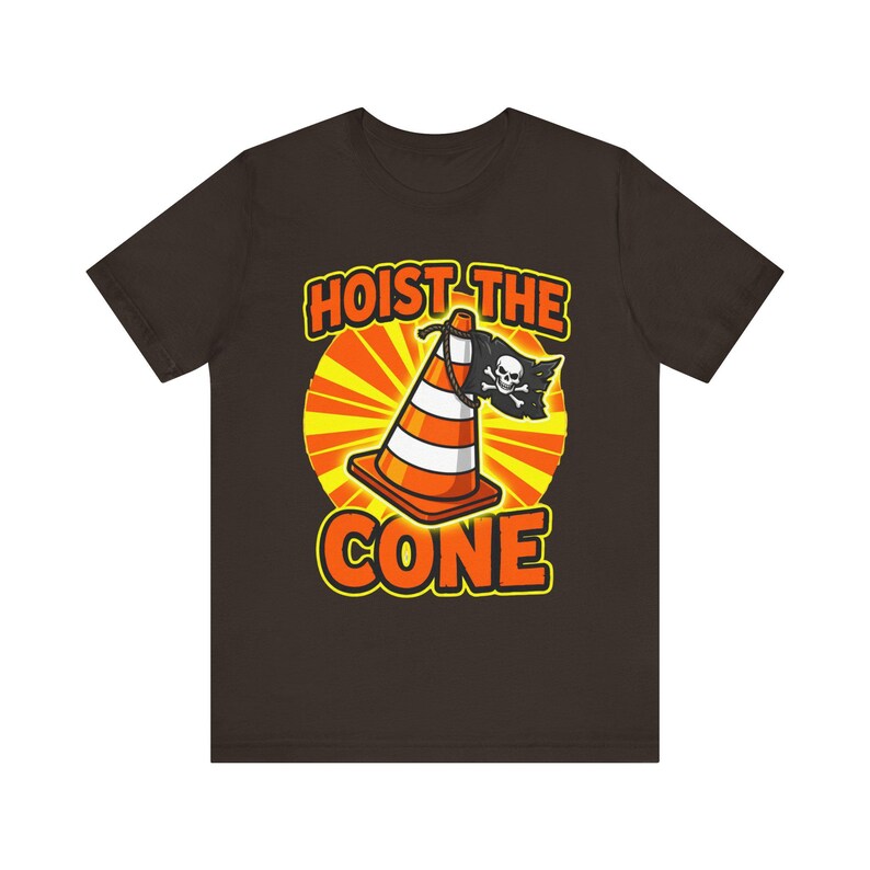 Camiseta "Hoist The Cone", camiseta gráfica de pirata con cono de tráfico, ropa urbana con humor de construcción. Brown